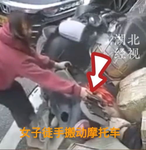 女子误踩油门撞路边摊 买下掉落卤味 女司机误踩油门 