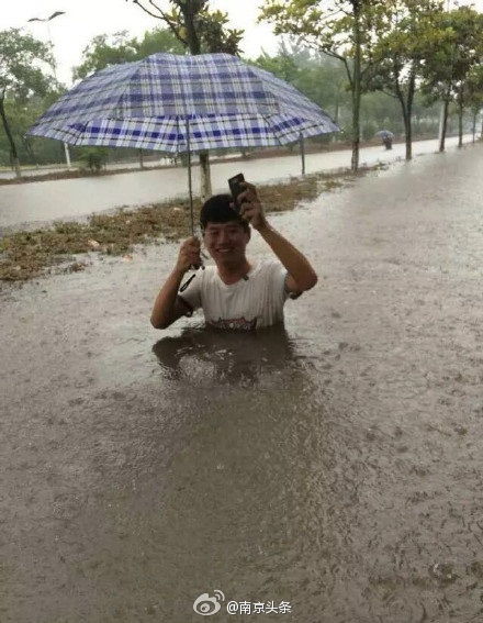 母女乘电梯暴雨涌入 水深到腿部